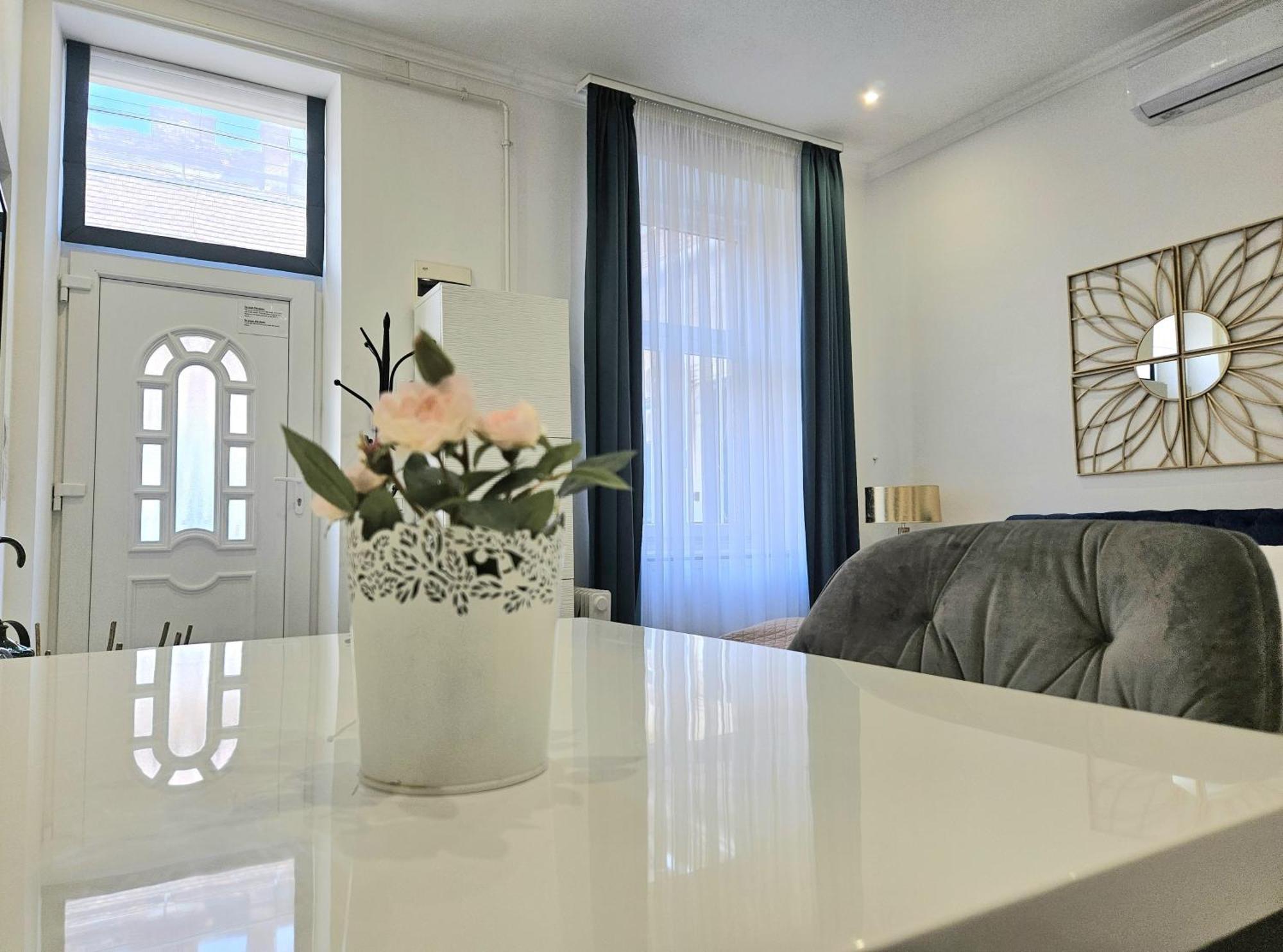 Designer Downtown Gem Apartamento Budapeste Exterior foto